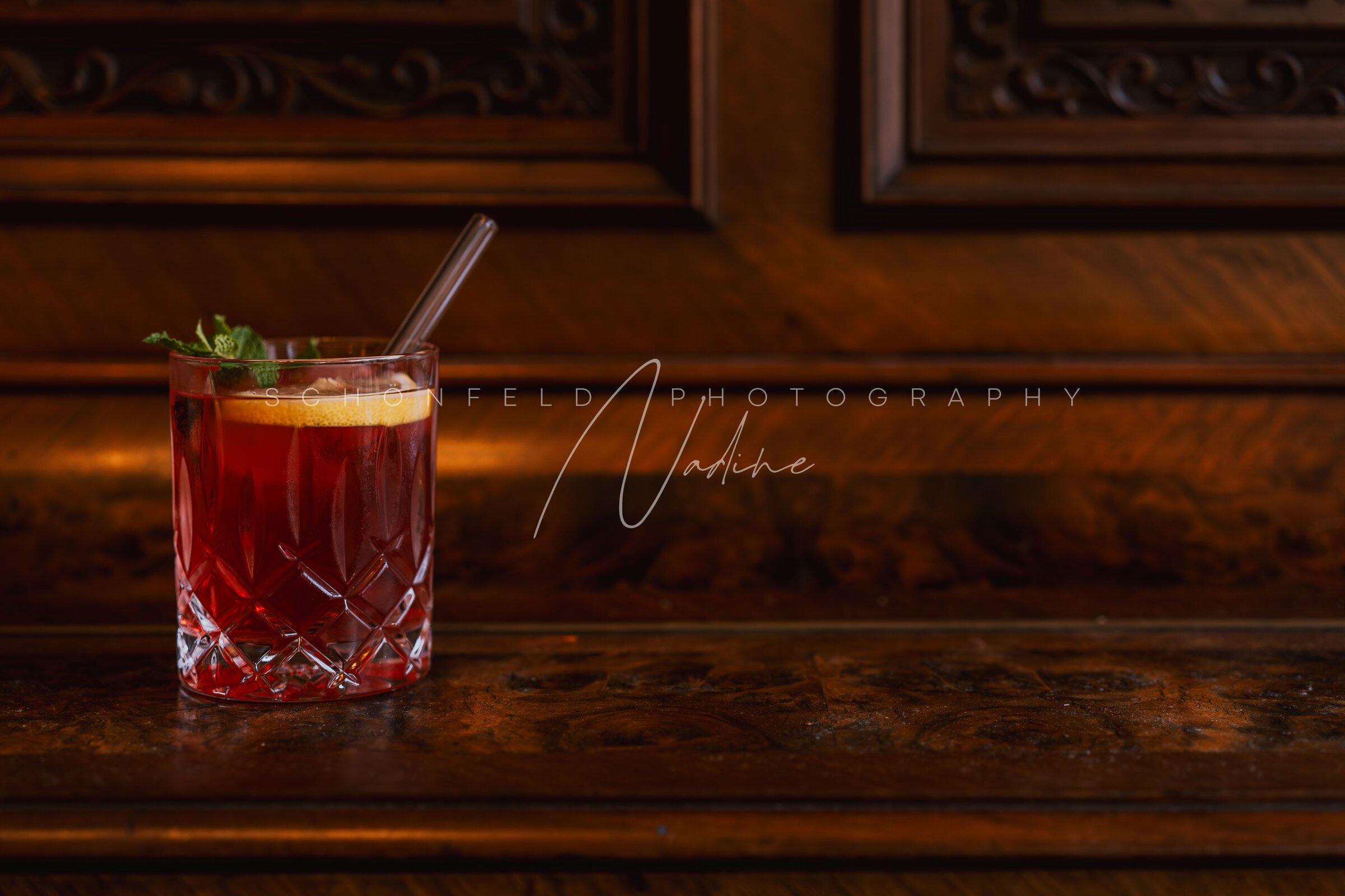 Cocktail auf Klavier